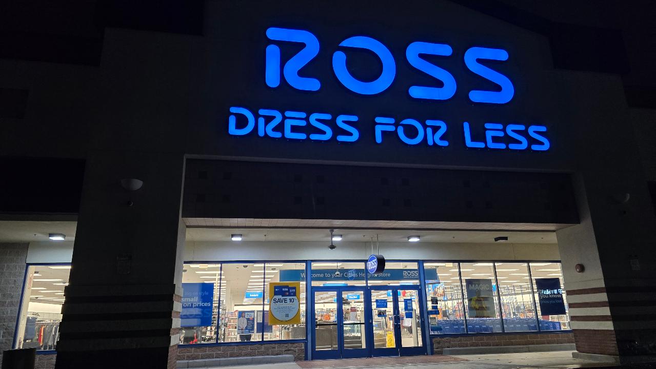 What Will Discount Retail Earnings Say About the K-Shaped Economy? | What Will Discount Retail Earnings Say About the K-Shaped Economy?